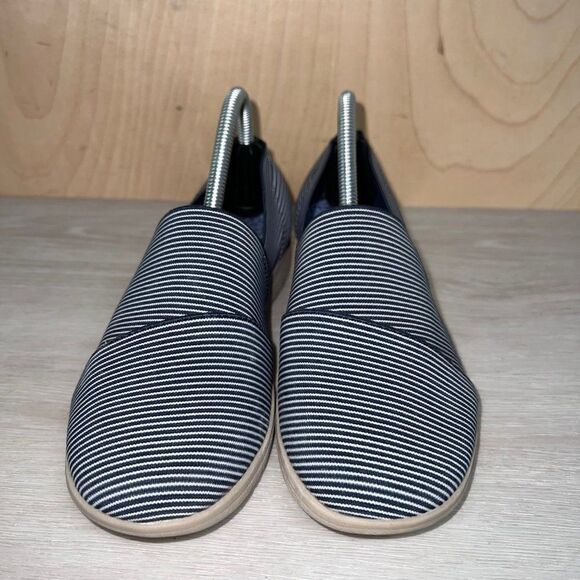 YUU Bevel Blue/White Stripe Elastic Slip-on NWOT Women's 5.5 - Picture 2 of 10